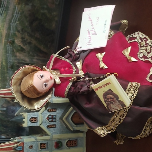 Christmas Caroler/Madame Alexander Doll - Picture 10 of 12